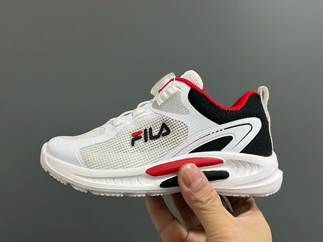 Fila Tênis Lifestyle branco e preto com upper de malha, fechamento com Dial-Lock 21