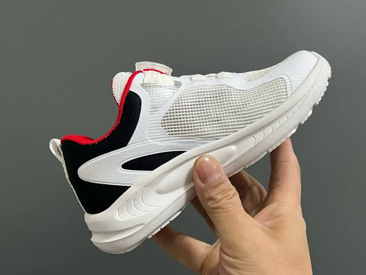 Fila Tênis Lifestyle branco e preto com upper de malha, fechamento com Dial-Lock 22