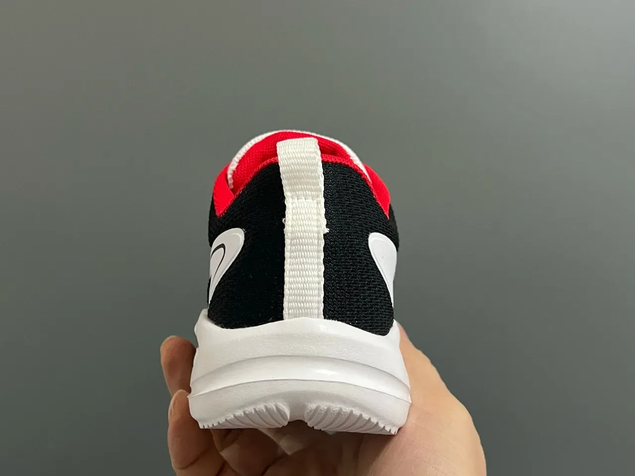 Fila Tênis Lifestyle branco e preto com upper de malha, fechamento com Dial-Lock 24