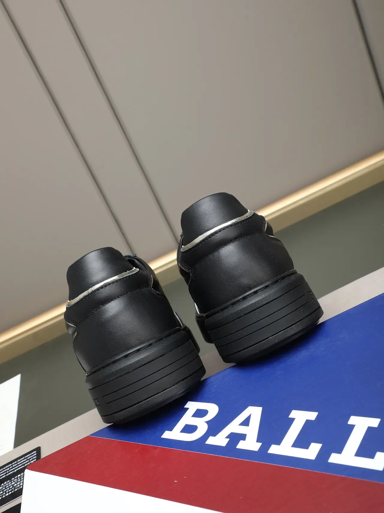 BALLY سنيكرز أسود أبيض جلد علوي شريط جانبي نمط حياة 3