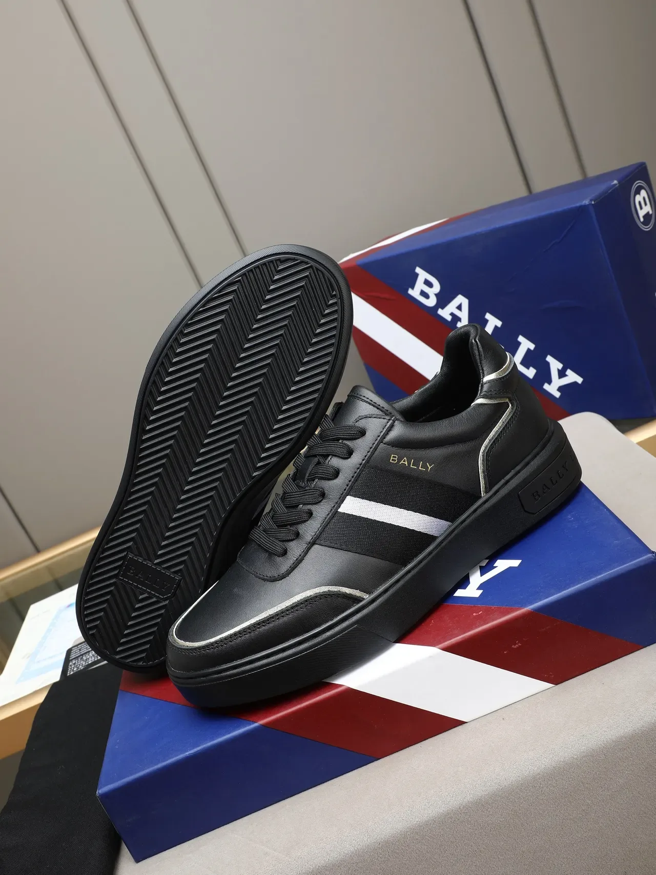 BALLY سنيكرز أسود أبيض جلد علوي شريط جانبي نمط حياة 4