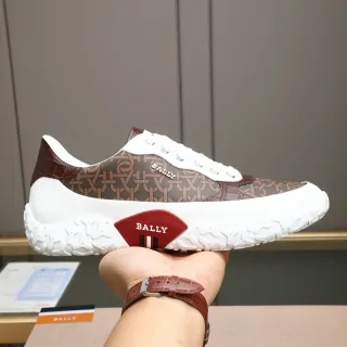 Bally حذاء رياضي بني وأبيض مونوغرام سميك