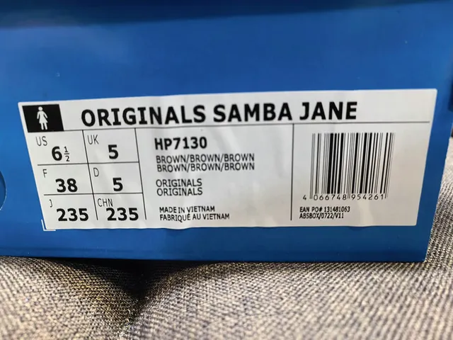Sapatos Mary Jane Bege Preto com T-strap e Fechamento de Fivela 2