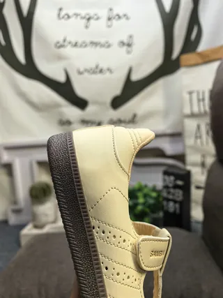 Sapatos Mary Jane Bege Preto com T-strap e Fechamento de Fivela 3