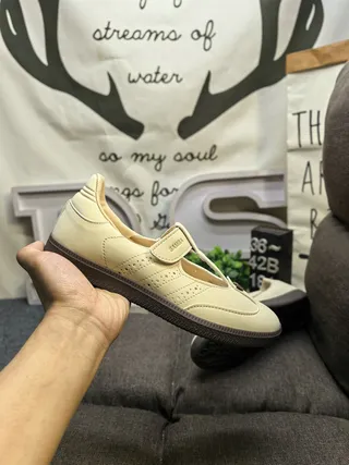 Sapatos Mary Jane Bege Preto com T-strap e Fechamento de Fivela 5