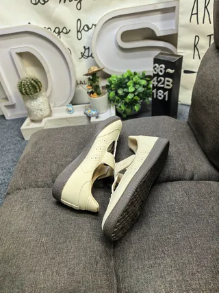 Sapatos Mary Jane Bege Preto com T-strap e Fechamento de Fivela 6