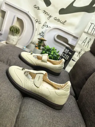 Sapatos Mary Jane Bege Preto com T-strap e Fechamento de Fivela 7