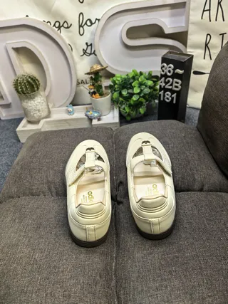 Sapatos Mary Jane Bege Preto com T-strap e Fechamento de Fivela 8