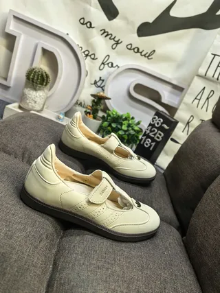 Sapatos Mary Jane Bege Preto com T-strap e Fechamento de Fivela 9
