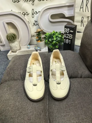 Sapatos Mary Jane Bege Preto com T-strap e Fechamento de Fivela 10