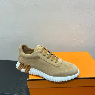 Zapatillas deportivas con upper de ante beige y blanco, media suela esculpida con surcos