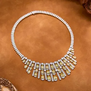 Colar Estilo Bib Multi-Nível Pavé e Pedra Amarela Corte de Pera