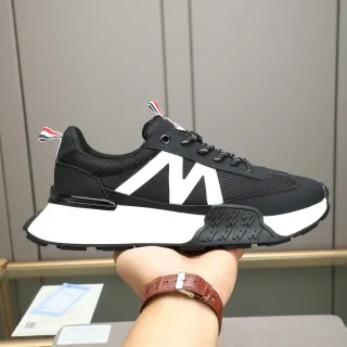 Zapatillas lifestyle con logo geométrico en negro y blanco