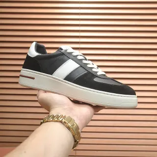 Tênis Lifestyle de Baixo Preto e Branco com Painéis