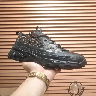 كوتشي سنيكرز أسود وبيج مع كعب oversized وجزء علوي نسيجي مطبوع بمونوغرام