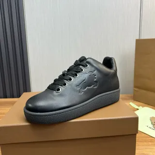 Tênis low-top preto com motivo embossado