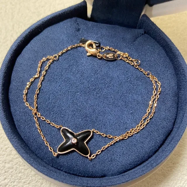 Black Gold Star-Shaped Pendant Enamel Bracelet 2