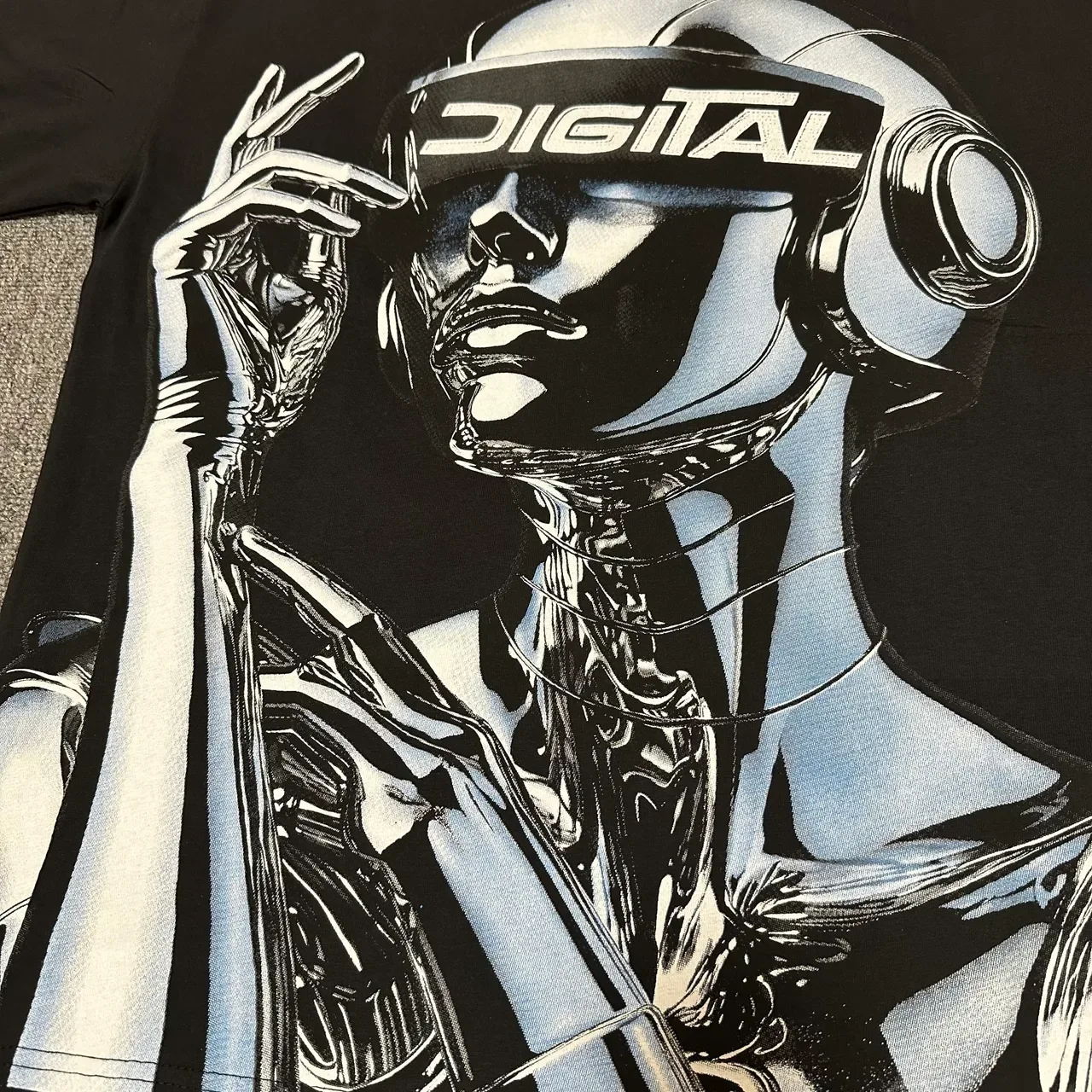 Black Graphic-Print Metallic Silver Robot Illustration T-Shirt 3