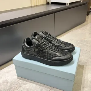Tênis low-top pretos de couro-mesh híbridos