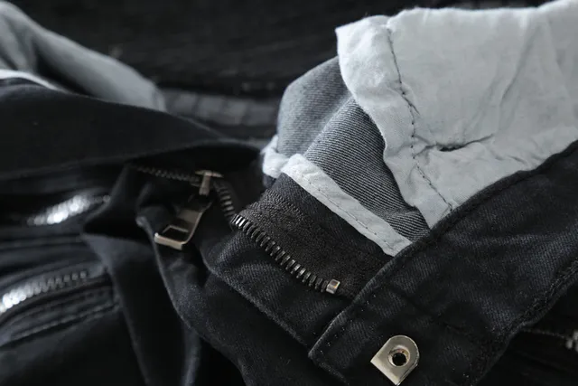 Pantalon jean moto-style à panneaux zippés noir 6