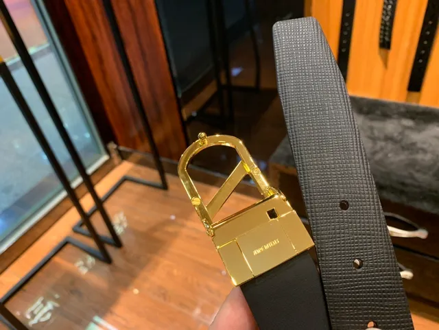 Black Textured Strap Gold-Tone Reversible Buckle Leather Belt 7