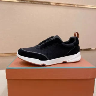 أحذية رياضية سوداء وبيضاء بدون لاس، slip-on، شبكة وحرير ناعم في الأجزاء العلوية
