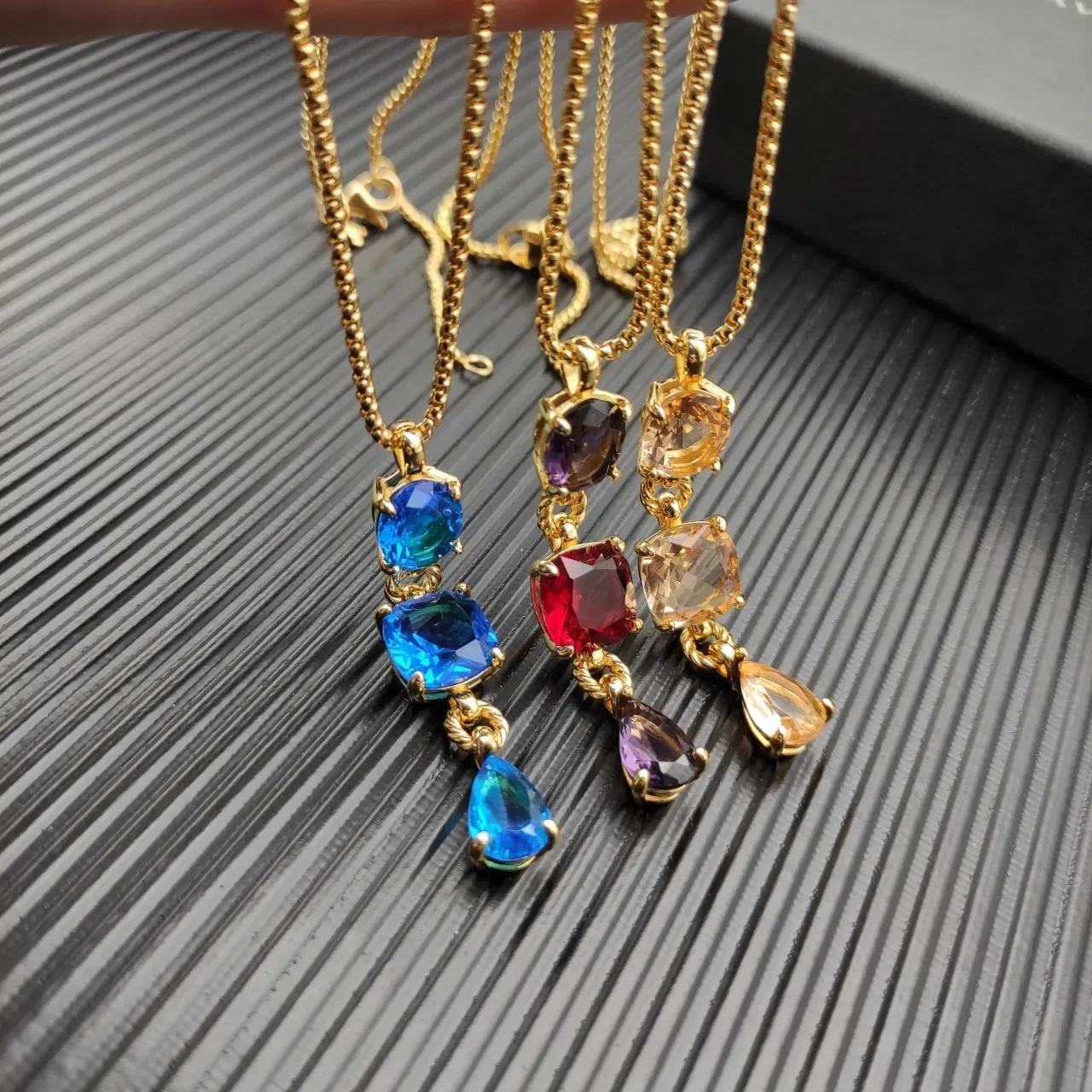 Blue Gold Three-Stone Vertical Drop Twisted-Link Connectors Necklace 4