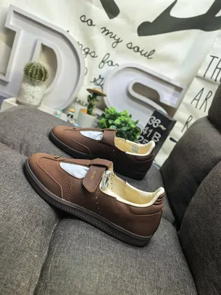 Sapatos Mary Jane de couro sintético marrom bege, forro creme, alça T-Bar 7