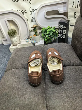 Sapatos Mary Jane de couro sintético marrom bege, forro creme, alça T-Bar 8