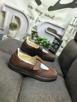 Sapatos Mary Jane de couro sintético marrom bege, forro creme, alça T-Bar 9