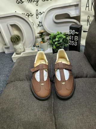 Sapatos Mary Jane de couro sintético marrom bege, forro creme, alça T-Bar 10