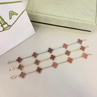 Pulsera Brown Gold con Charms de Trébol y Piedra Brillante con Inlay