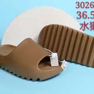 भूरा मोल्डेड मोनोक्रोम सोल एक पट्टी स्लाइड स्लिपर्स
