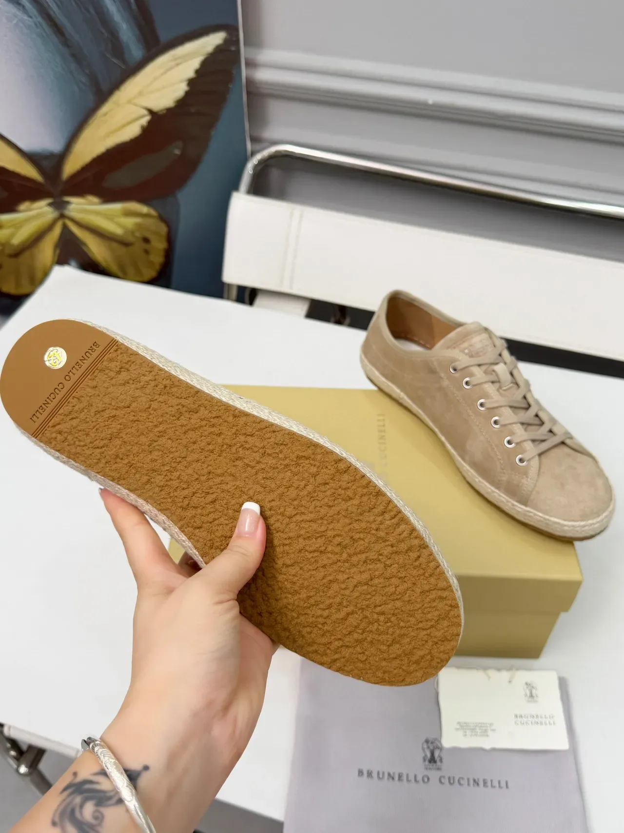 Brunello Cucinelli Sapatos boat de camurça bege com cadarços 2