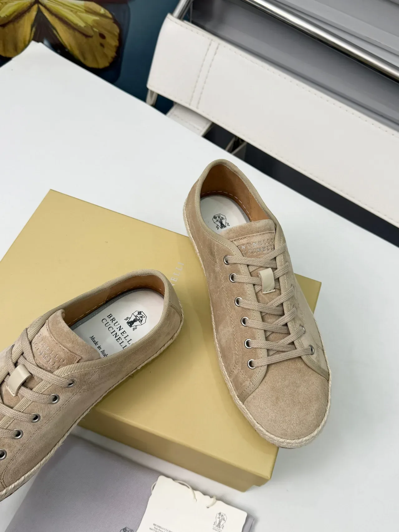 Brunello Cucinelli Sapatos boat de camurça bege com cadarços 4