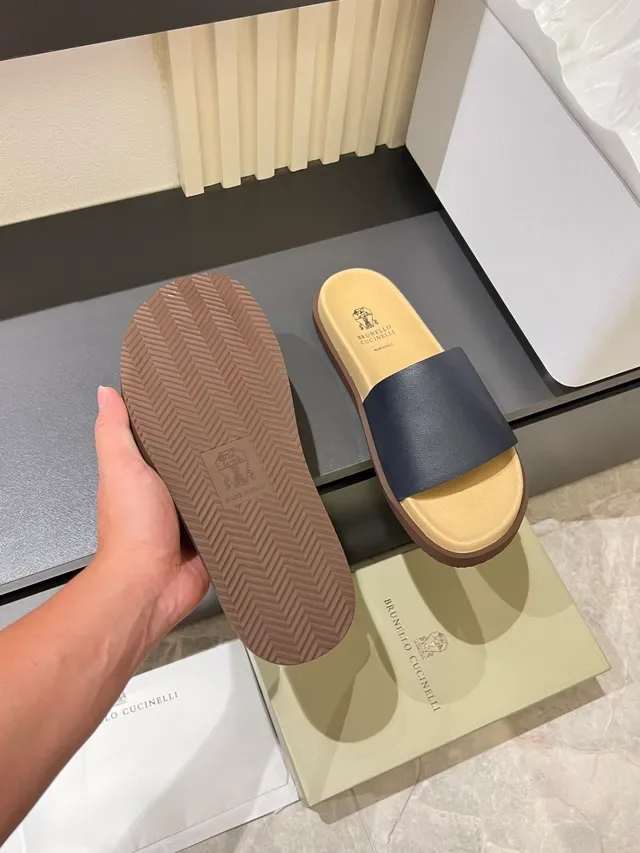 Brunello Cucinelli Minimalist Single-Strap Leather and Suede Slippers 2