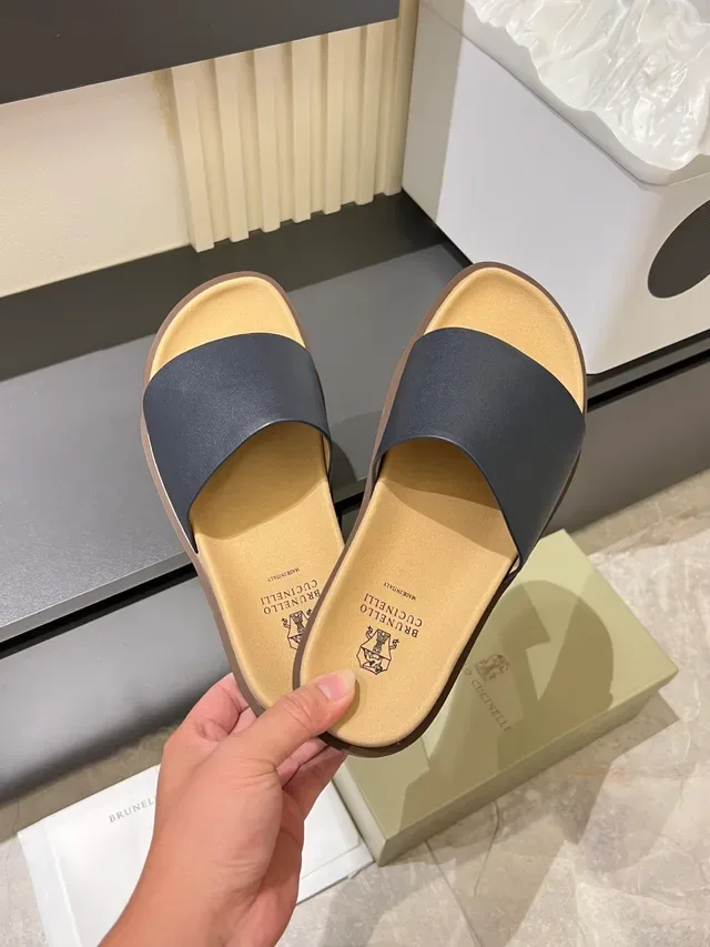 Brunello Cucinelli Minimalist Single-Strap Leather and Suede Slippers 3