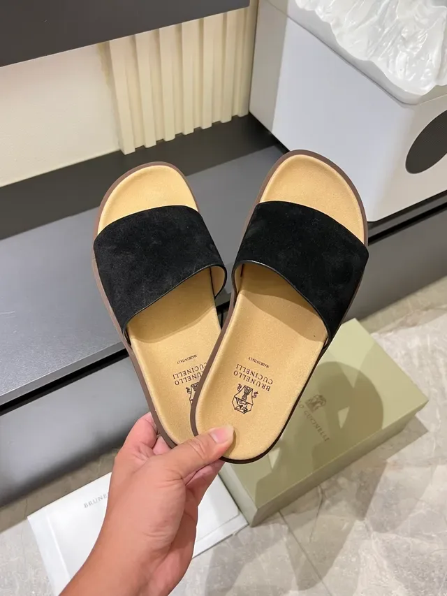 Brunello Cucinelli Minimalist Single-Strap Leather and Suede Slippers 5