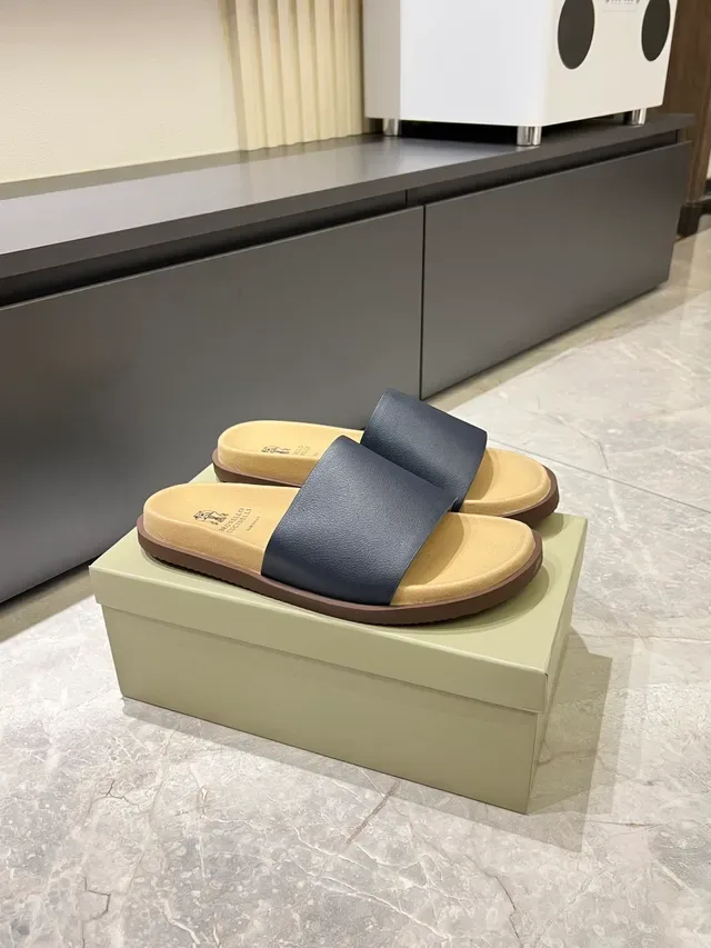 Brunello Cucinelli Minimalist Single-Strap Leather and Suede Slippers 6