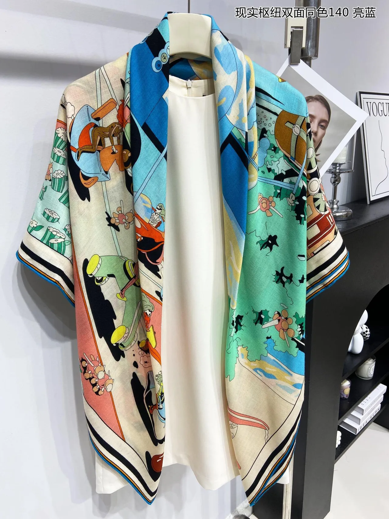 Chal oversized con impresión de cartoon de doble cara 1