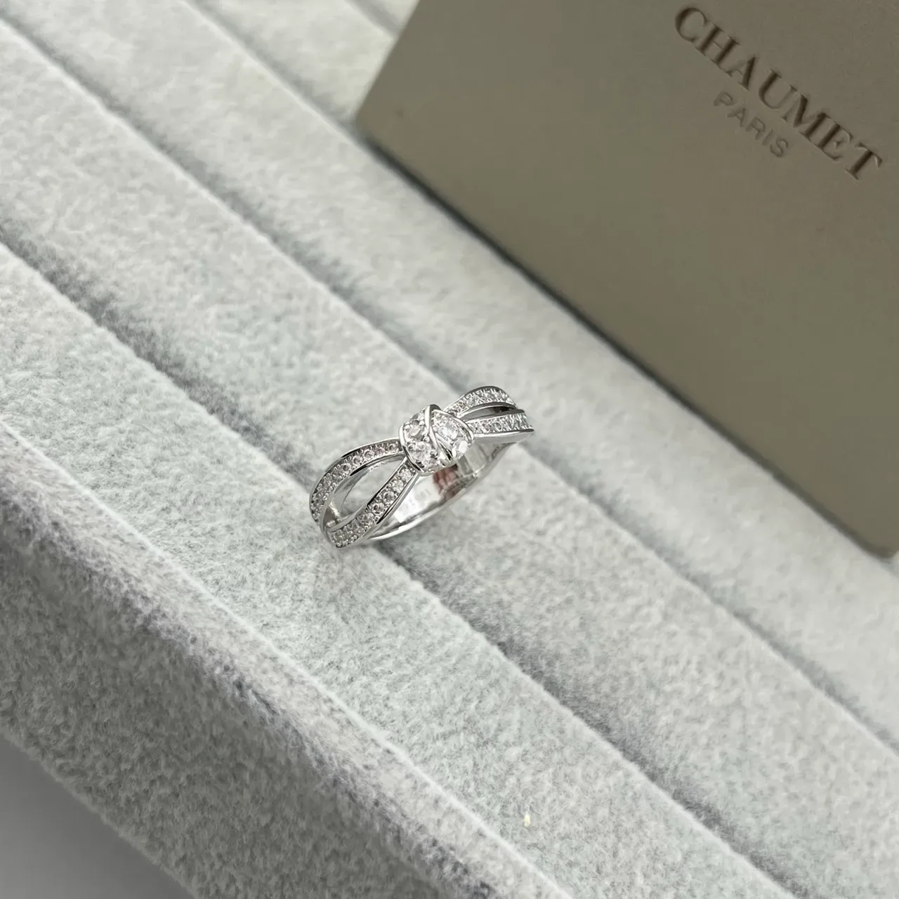 CHAUMET أقراط ذهبية وفضية بتصميم قوسي Pavé-Set 3