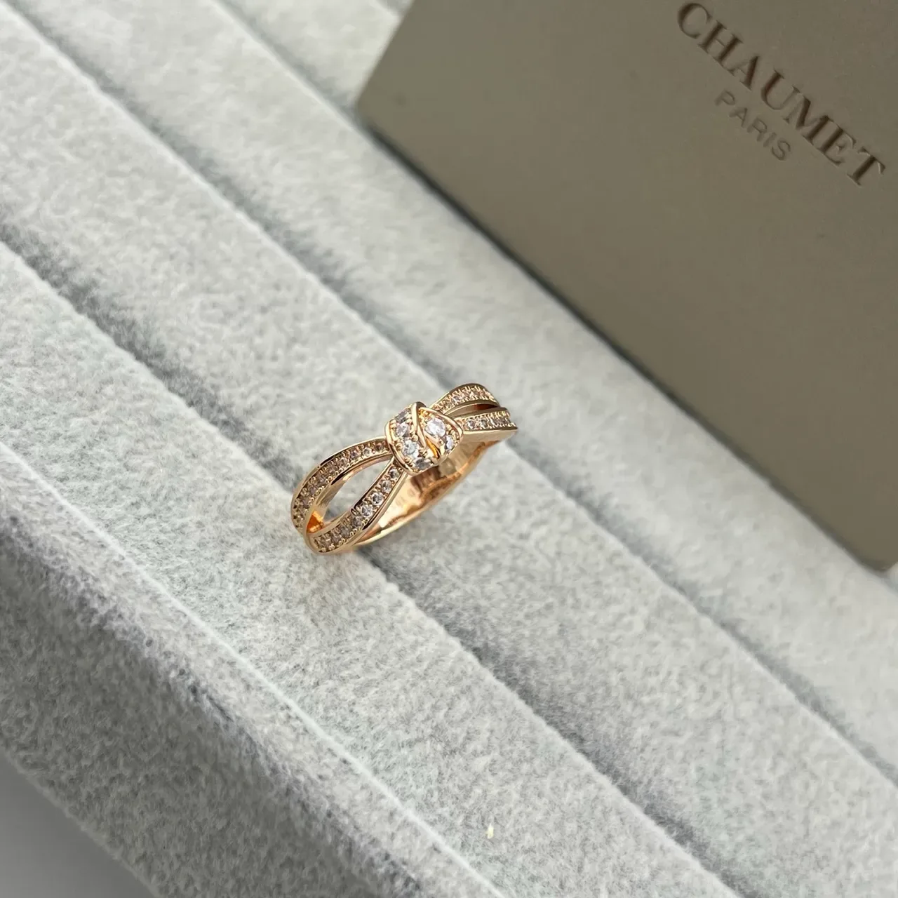 CHAUMET أقراط ذهبية وفضية بتصميم قوسي Pavé-Set 5