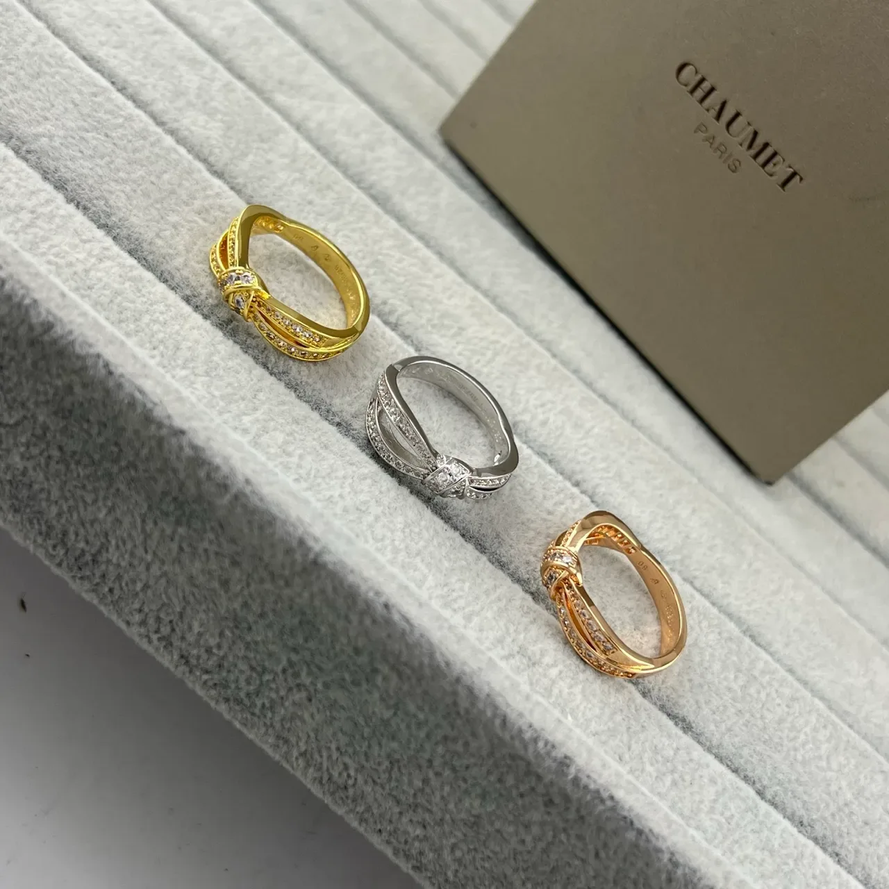 CHAUMET أقراط ذهبية وفضية بتصميم قوسي Pavé-Set 6