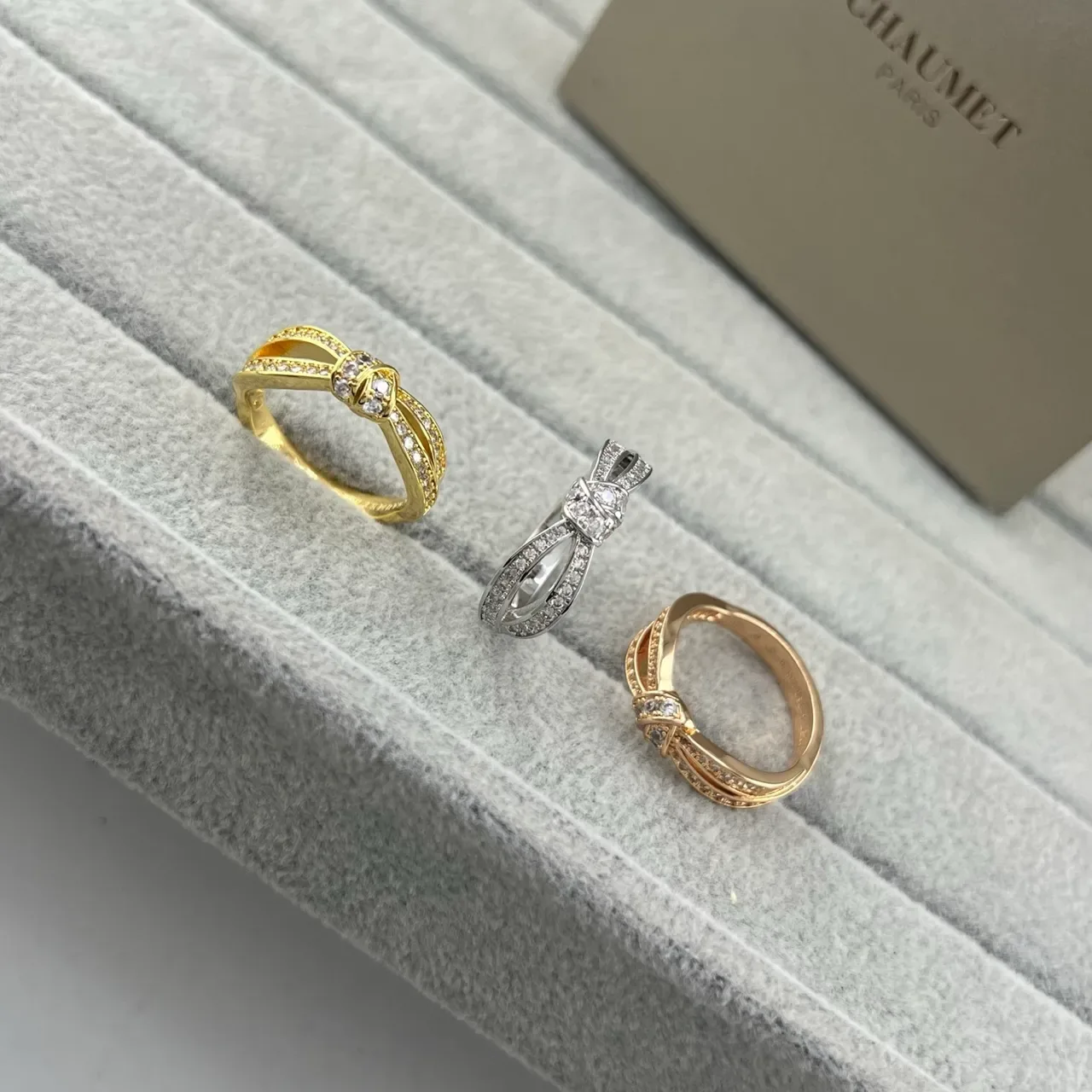 CHAUMET أقراط ذهبية وفضية بتصميم قوسي Pavé-Set 7