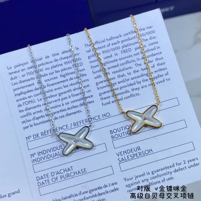 CHAUMET Pendentif Croix en Forme de X Mère de Perle 2