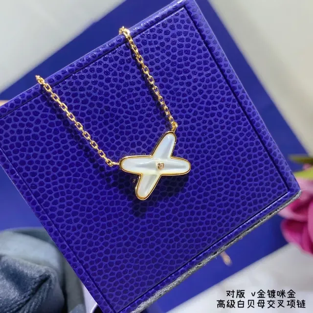 CHAUMET Pendentif Croix en Forme de X Mère de Perle 3