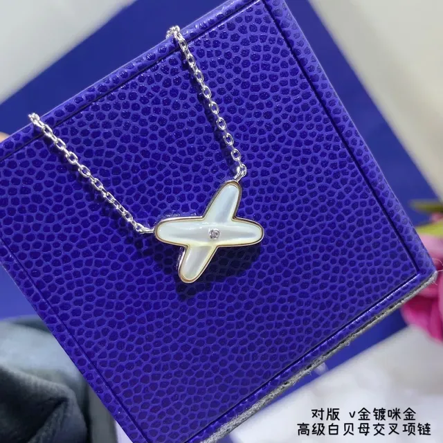 CHAUMET Pendentif Croix en Forme de X Mère de Perle 4