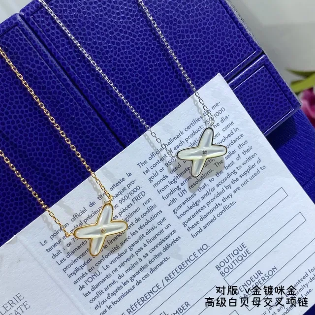 CHAUMET Pendentif Croix en Forme de X Mère de Perle 8