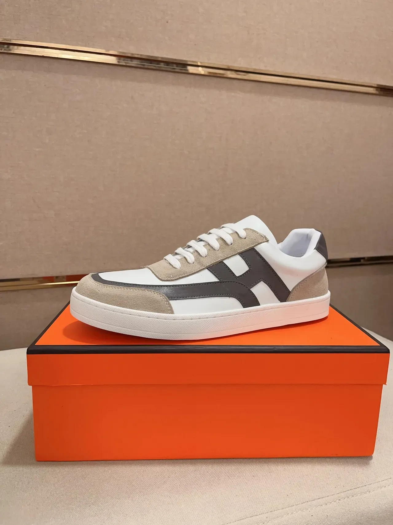 Color-Blocked Panelled Low-Top Lifestyle Sneaker 1