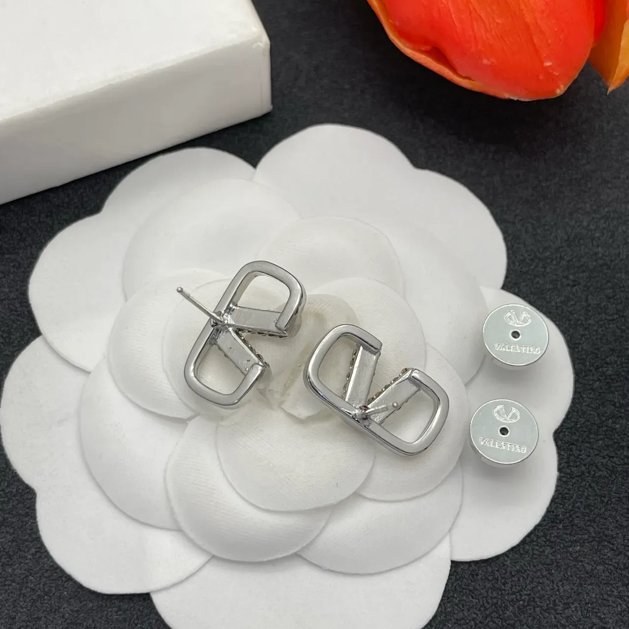 Crystal-Embellished V-Motif Stud Earrings 3